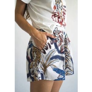 Las Surenas White Tiger Print Shorts womens Size Small